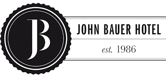 Bild på logo för john Bauer hotell med länk till deras hemsida som öppnas i nytt fönster